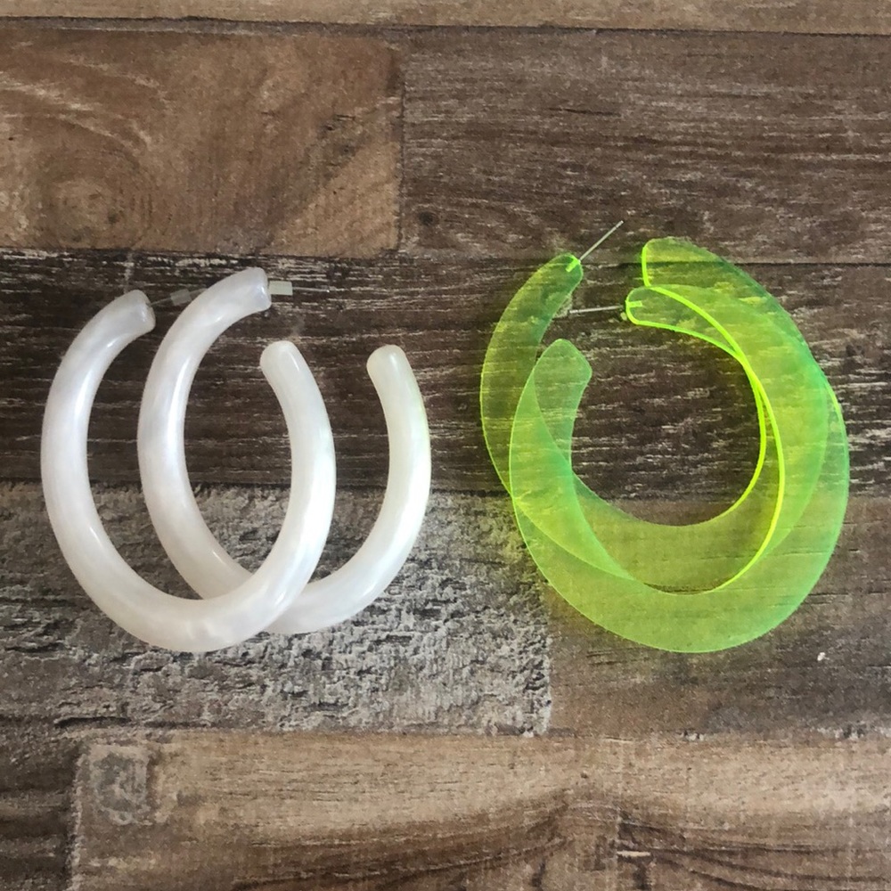 2 pairs of hoop earrings